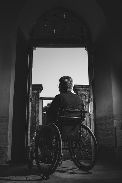 坐在轮椅上的男人的灰度摄影 · 免费素材图片