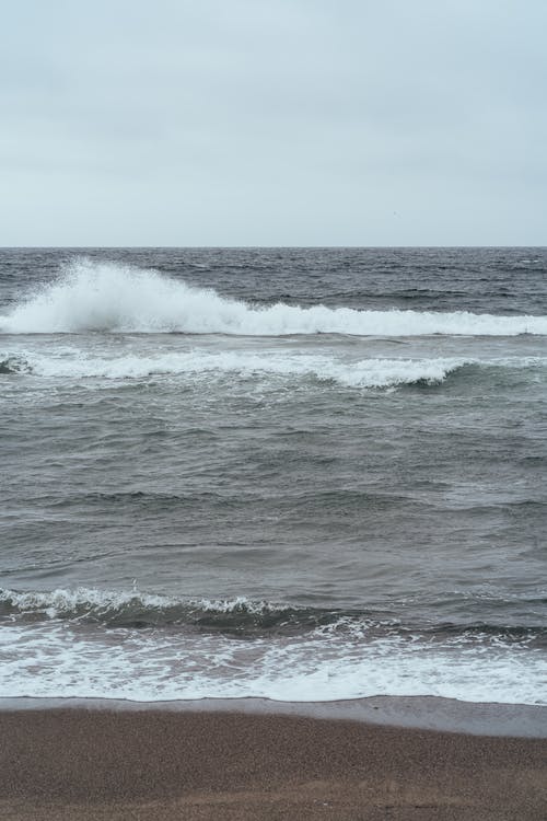 海洋中的海浪关闭了岸边 · 免费素材图片