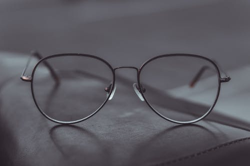 银色有框眼镜 · 免费素材图片
