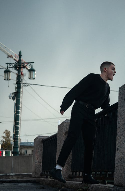 穿黑夹克和黑裤子的男人 · 免费素材图片