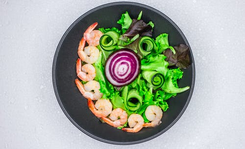 蒸的虾沙拉和金属碗里的新鲜蔬菜的特写镜头 · 免费素材图片