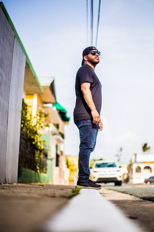 站在人行道上的男人 · 免费素材图片