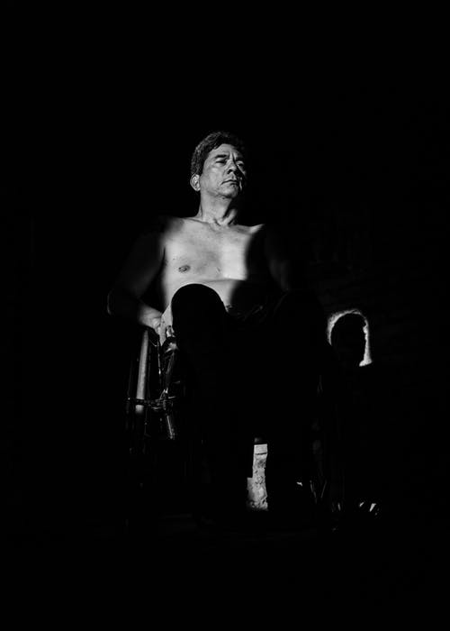 裸照男子坐的灰度摄影 · 免费素材图片