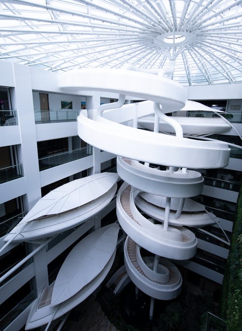 具有螺旋楼梯的白色建筑的现代建筑设计 · 免费素材图片