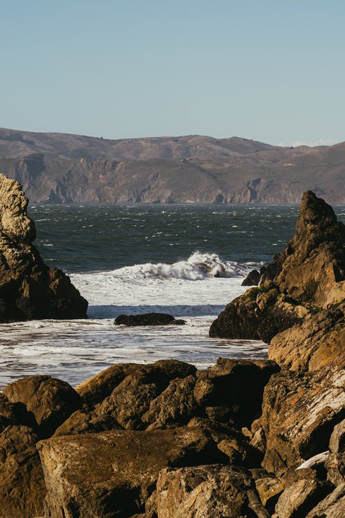 洛矶山脉和群山环抱的大海的风景 · 免费素材图片