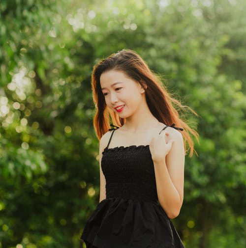 孤独的微笑妇女的选择聚焦照片 · 免费素材图片