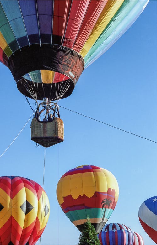 低角度拍摄的彩色热气球漂浮 · 免费素材图片