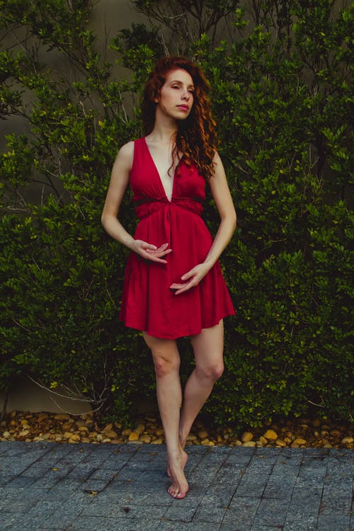 穿红色连衣裙的女人的照片 · 免费素材图片