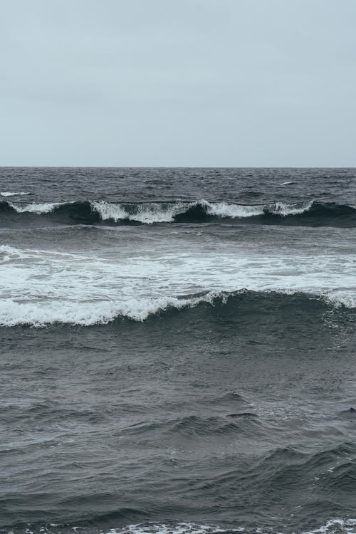 强烈的海浪制动 · 免费素材图片