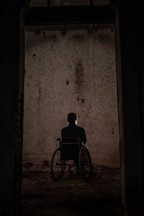 坐在轮椅上的男人 · 免费素材图片