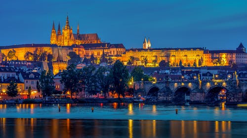 布拉格城堡在湖上的灯光反射 · 免费素材图片