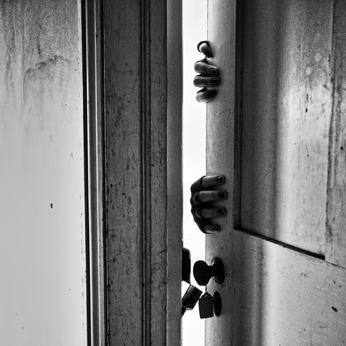 手放在门上 · 免费素材图片