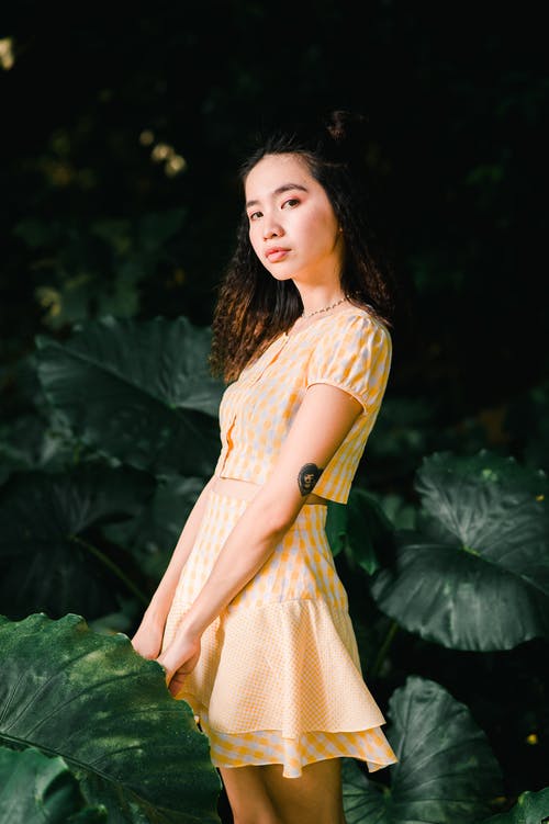 女人穿着黄色迷你连衣裙 · 免费素材图片