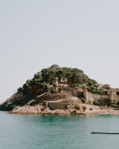 郁郁葱葱的小石岛上的一座堡垒 · 免费素材图片