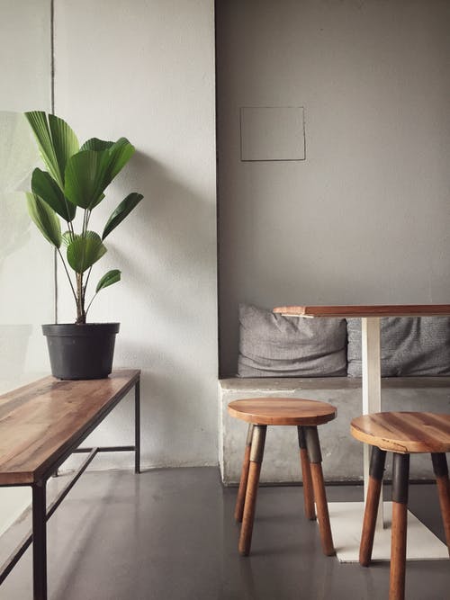 板凳和凳子在一个舒适的房间 · 免费素材图片