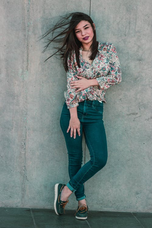 靠在墙上的女人的照片 · 免费素材图片