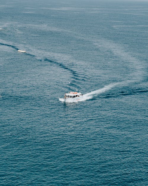 白船在大海中间 · 免费素材图片