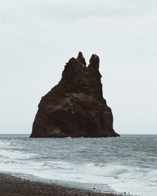 靠近海岸的海上岩石形成 · 免费素材图片