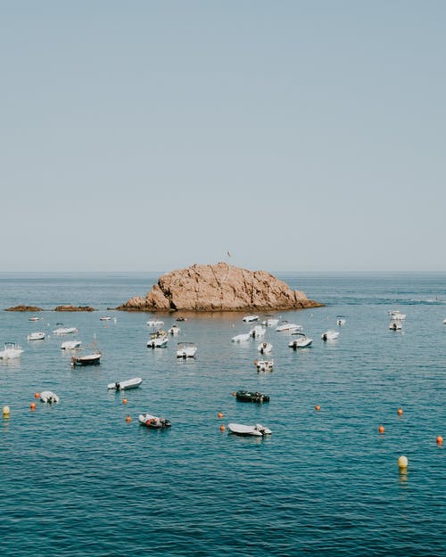 快艇包围的近海岩层 · 免费素材图片