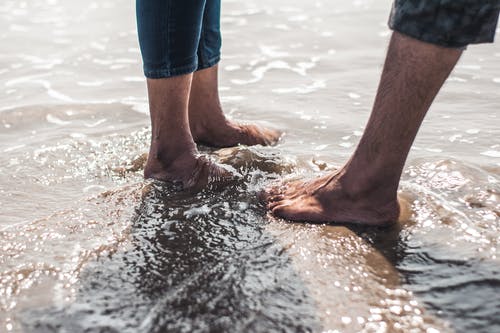 脚在海边的照片 · 免费素材图片