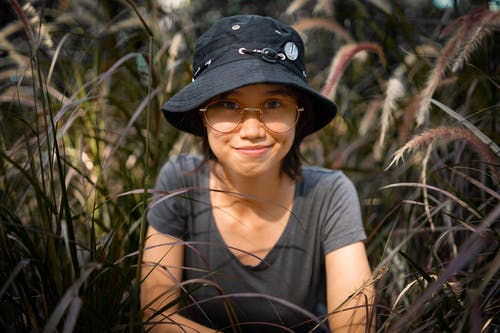 黑色水桶帽的女人 · 免费素材图片