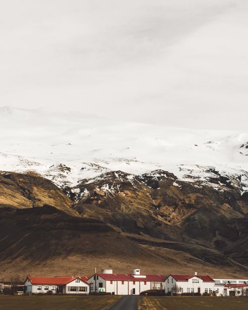 雪山脚下的一个小镇 · 免费素材图片