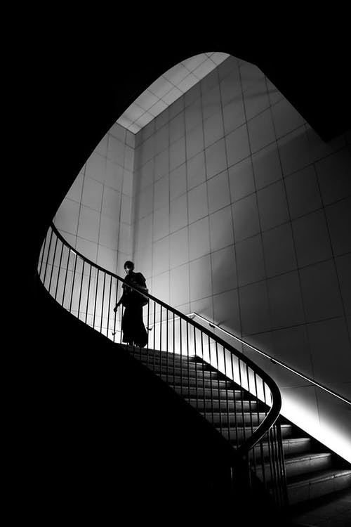 在灰度照片在楼梯上行走的人 · 免费素材图片