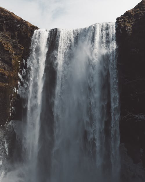 布朗悬崖上的瀑布 · 免费素材图片