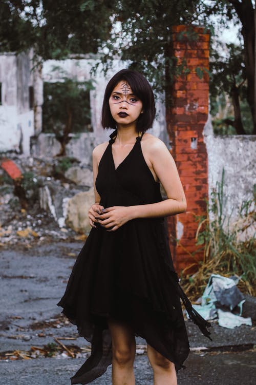 女人穿着黑色连衣裙 · 免费素材图片