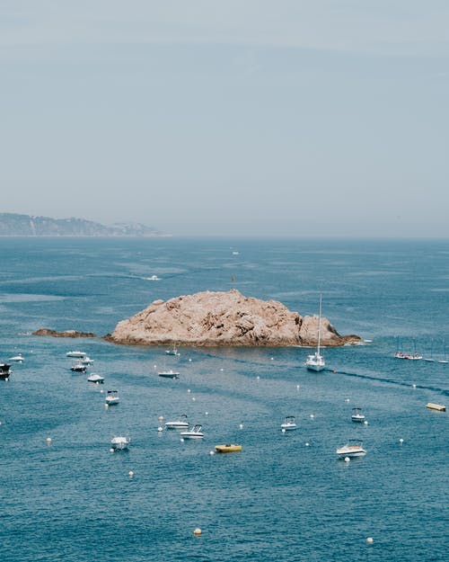 海船包围的岩石岛的航拍 · 免费素材图片