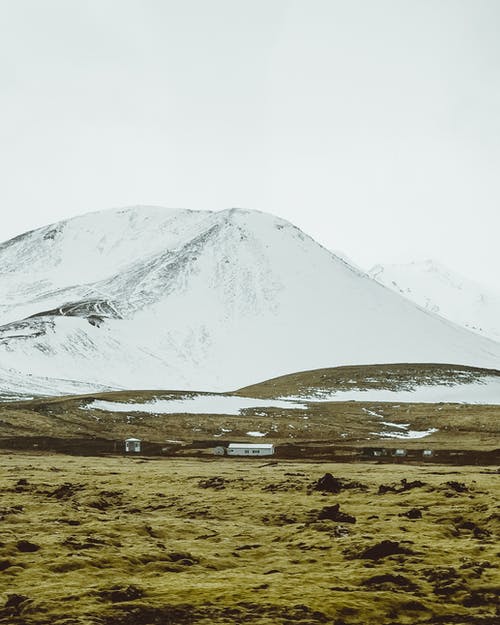 横跨雪山的草原景观摄影 · 免费素材图片