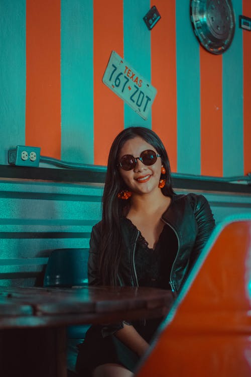 女人穿着黑色皮夹克和太阳镜 · 免费素材图片