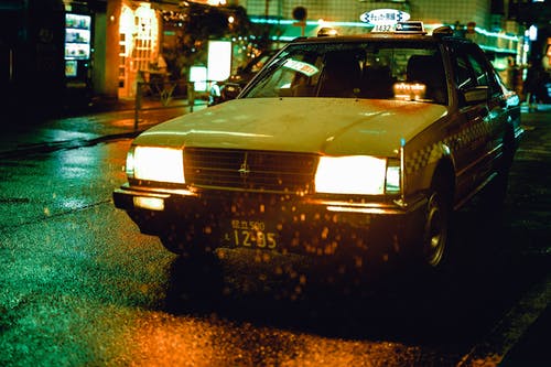 夜间白色轿车 · 免费素材图片