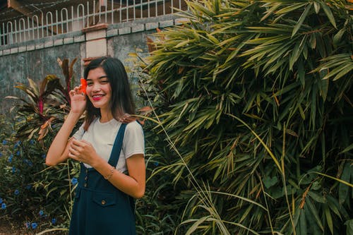 女人站在植物附近的照片 · 免费素材图片