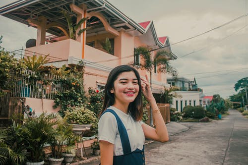 女人抚摸她的头发的照片 · 免费素材图片