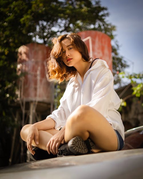 坐在车顶上的女人 · 免费素材图片