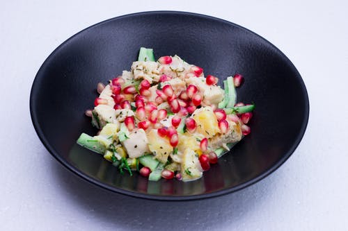 圆形黑色陶瓷碗煮熟的食物 · 免费素材图片