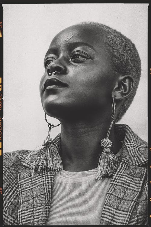 女人的单色照片 · 免费素材图片