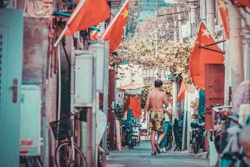 裸照人走在街附近 · 免费素材图片