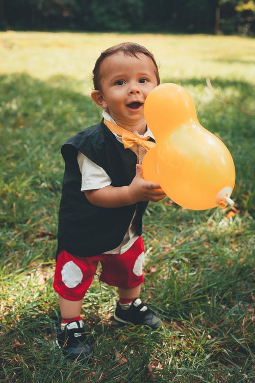 小男孩拿着黄色的气球 · 免费素材图片
