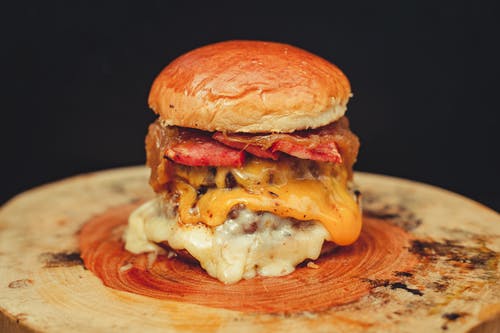 培根芝士汉堡配融化奶酪 · 免费素材图片