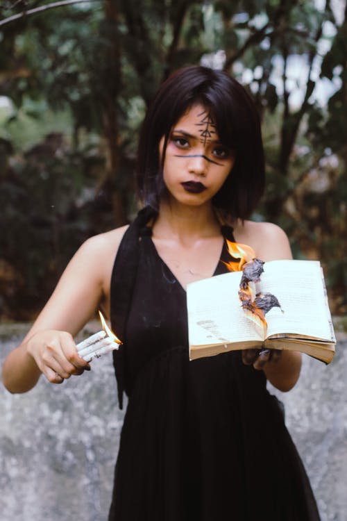 女人拿着本书着火 · 免费素材图片