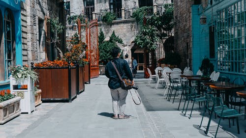 女士黑色长袖衬衫 · 免费素材图片