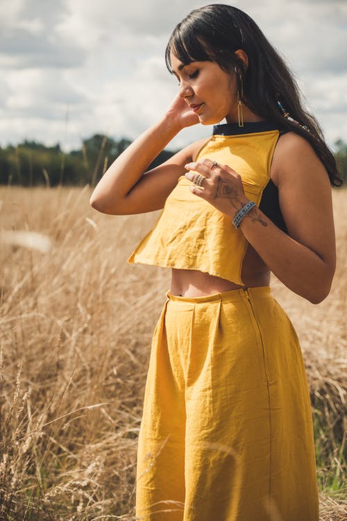 女子黄上衣 · 免费素材图片