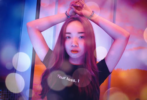 女士黑色圆领t恤 · 免费素材图片