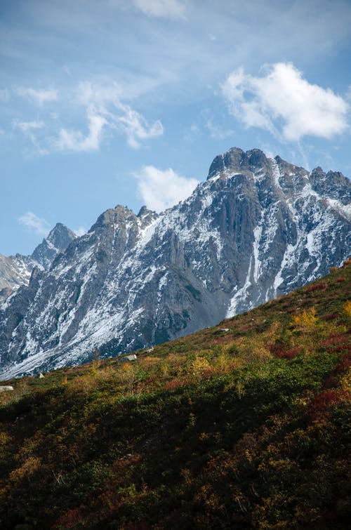 蓝天下的黑白山 · 免费素材图片