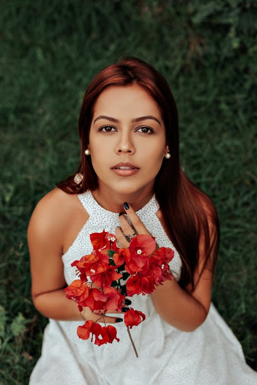 女人手捧花的照片 · 免费素材图片