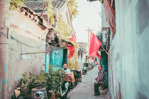 男人坐穿格子衬衫 · 免费素材图片