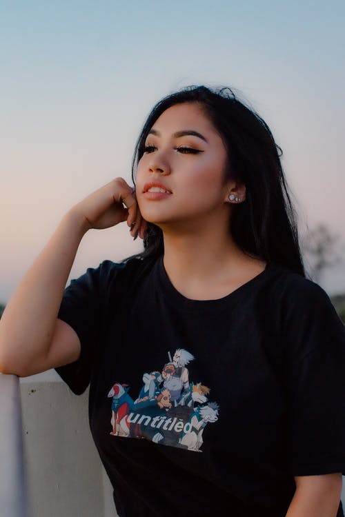 女人穿着黑色t恤 · 免费素材图片