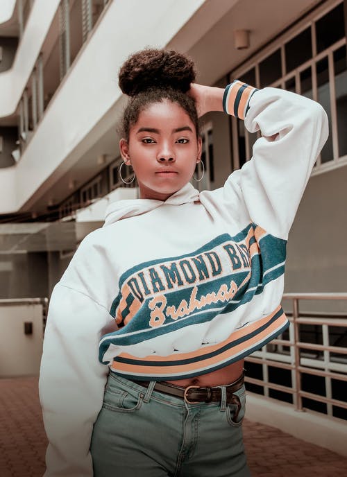 女人穿连帽衫 · 免费素材图片